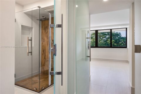 Condo in Coral Gables, Florida, 3 bedrooms  № 1588538 - photo 28
