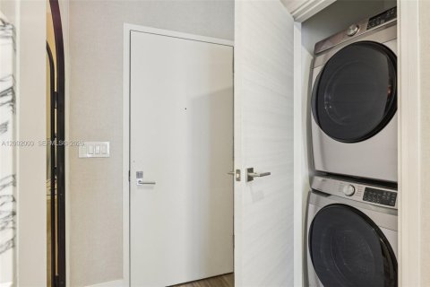 Condo in Miami, Florida, 2 bedrooms № 2260835 - photo 30