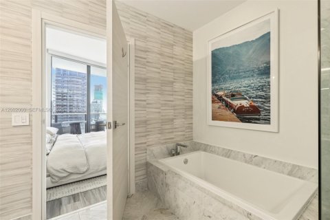 Condo in Miami, Florida, 2 bedrooms № 2260835 - photo 17