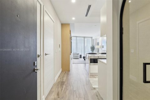 Condo in Miami, Florida, 2 bedrooms № 2260835 - photo 4