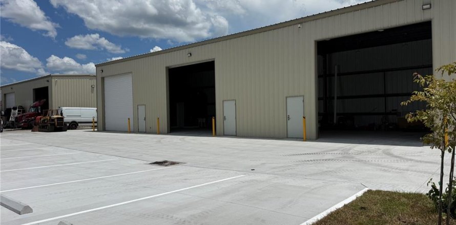 Commercial property in Bunnell, Florida 18.58 sq.m. № 2239123