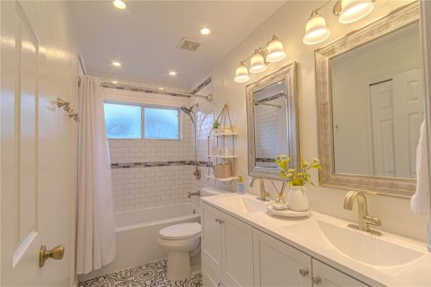 House in Casselberry, Florida 4 bedrooms, 213.77 sq.m. № 1911005 - photo 17