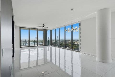 Condo in Saint Petersburg, Florida, 3 bedrooms № 2374146 - photo 13