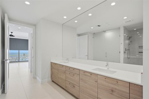 Condo in Saint Petersburg, Florida, 3 bedrooms № 2374146 - photo 18