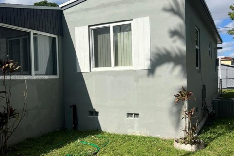 Villa ou maison à vendre à Miami, Floride: 2 chambres, 113.06 m2 № 2004957 - photo 11