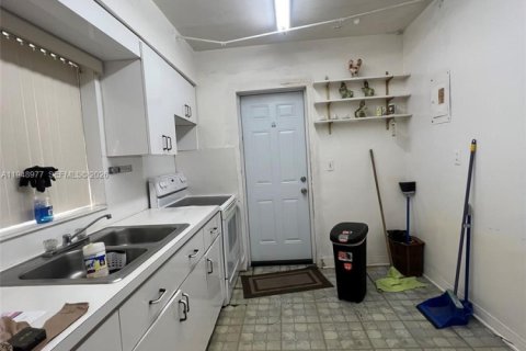 Villa ou maison à vendre à Miami, Floride: 2 chambres, 113.06 m2 № 2004957 - photo 17