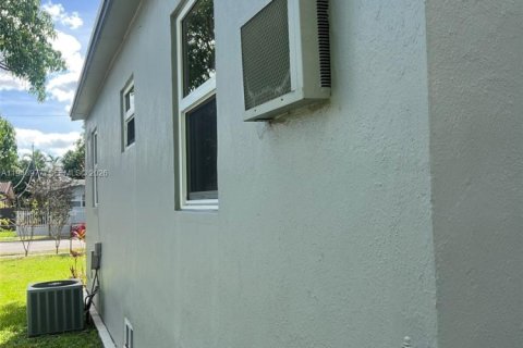 Villa ou maison à vendre à Miami, Floride: 2 chambres, 113.06 m2 № 2004957 - photo 10