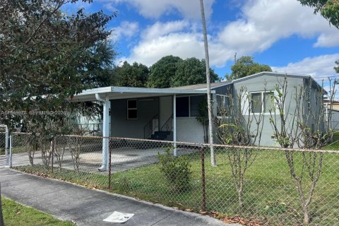 Villa ou maison à vendre à Miami, Floride: 2 chambres, 113.06 m2 № 2004957 - photo 2