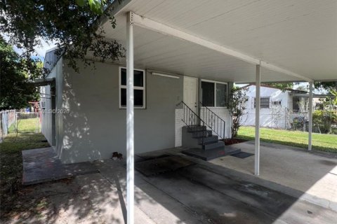 Villa ou maison à vendre à Miami, Floride: 2 chambres, 113.06 m2 № 2004957 - photo 4
