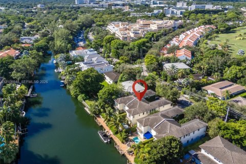 House in Coral Gables, Florida 4 bedrooms, 320.61 sq.m. № 2426212 - photo 23
