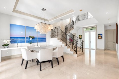 House in Coral Gables, Florida 4 bedrooms, 320.61 sq.m. № 2426212 - photo 4