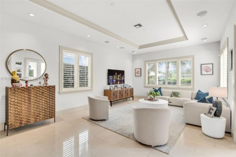 House in Coral Gables, Florida 4 bedrooms, 320.61 sq.m. № 2426212 - photo 5