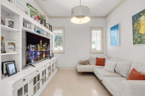 House in Coral Gables, Florida 4 bedrooms, 320.61 sq.m. № 2426212 - photo 14
