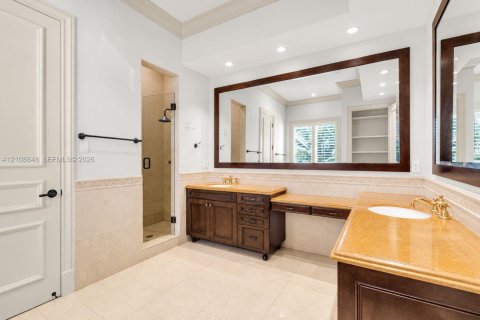 House in Coral Gables, Florida 4 bedrooms, 320.61 sq.m. № 2426212 - photo 12