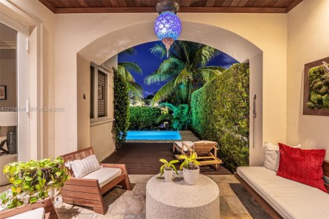 House in Coral Gables, Florida 4 bedrooms, 320.61 sq.m. № 2426212 - photo 25