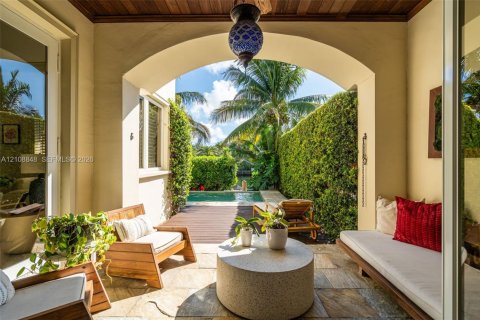 House in Coral Gables, Florida 4 bedrooms, 320.61 sq.m. № 2426212 - photo 18