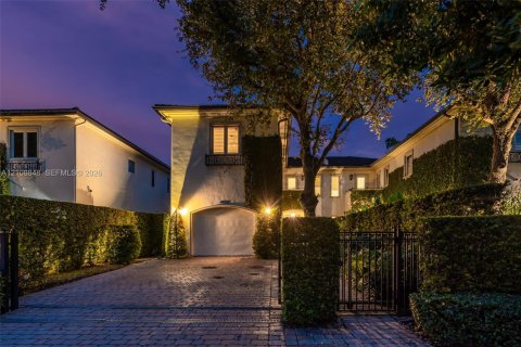 House in Coral Gables, Florida 4 bedrooms, 320.61 sq.m. № 2426212 - photo 24
