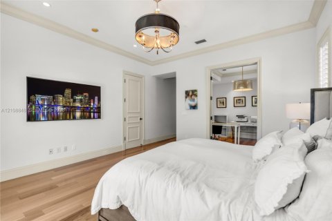 House in Coral Gables, Florida 4 bedrooms, 320.61 sq.m. № 2426212 - photo 10
