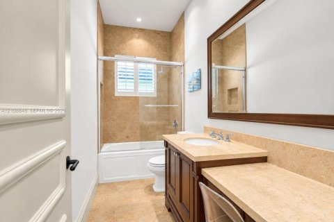 House in Coral Gables, Florida 4 bedrooms, 320.61 sq.m. № 2426212 - photo 17