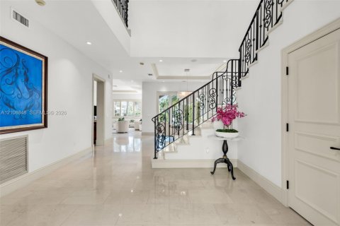 House in Coral Gables, Florida 4 bedrooms, 320.61 sq.m. № 2426212 - photo 3