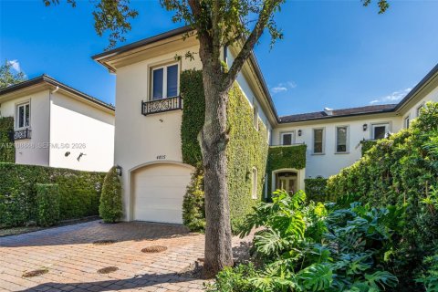 House in Coral Gables, Florida 4 bedrooms, 320.61 sq.m. № 2426212 - photo 2