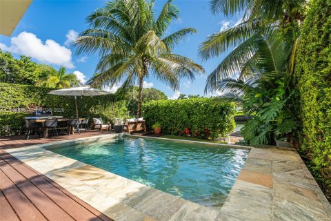 House in Coral Gables, Florida 4 bedrooms, 320.61 sq.m. № 2426212 - photo 19