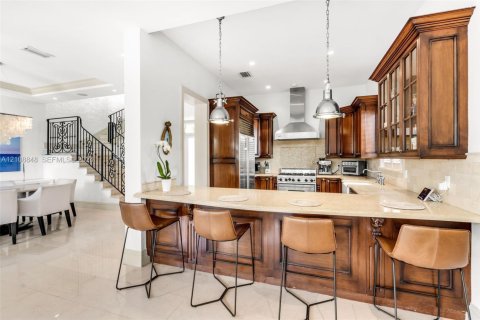 House in Coral Gables, Florida 4 bedrooms, 320.61 sq.m. № 2426212 - photo 6