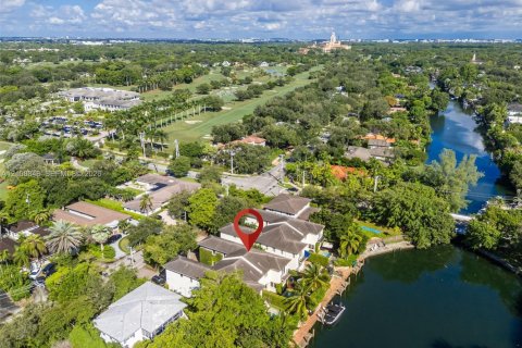 House in Coral Gables, Florida 4 bedrooms, 320.61 sq.m. № 2426212 - photo 22