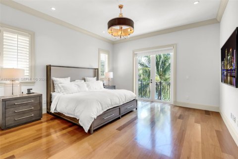 House in Coral Gables, Florida 4 bedrooms, 320.61 sq.m. № 2426212 - photo 9