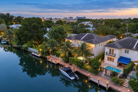 House in Coral Gables, Florida 4 bedrooms, 320.61 sq.m. № 2426212