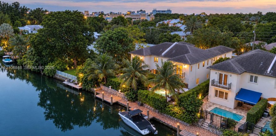 House in Coral Gables, Florida 4 bedrooms, 320.61 sq.m. № 2426212