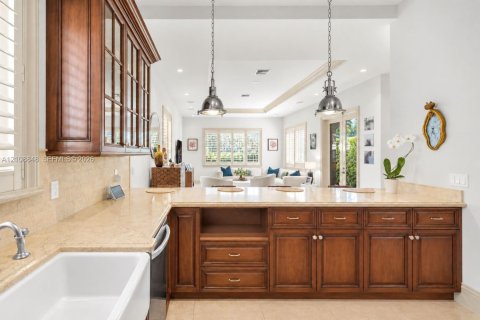 House in Coral Gables, Florida 4 bedrooms, 320.61 sq.m. № 2426212 - photo 7