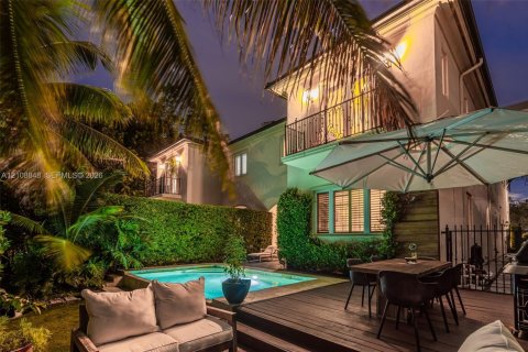House in Coral Gables, Florida 4 bedrooms, 320.61 sq.m. № 2426212 - photo 26