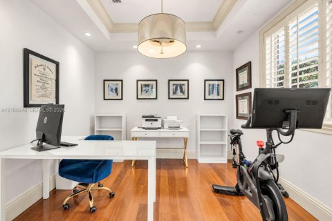 House in Coral Gables, Florida 4 bedrooms, 320.61 sq.m. № 2426212 - photo 11