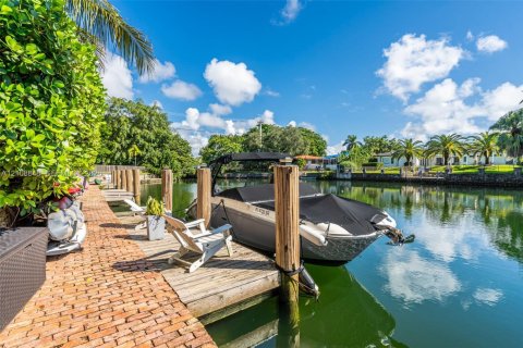 House in Coral Gables, Florida 4 bedrooms, 320.61 sq.m. № 2426212 - photo 21