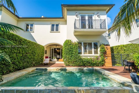 House in Coral Gables, Florida 4 bedrooms, 320.61 sq.m. № 2426212 - photo 20
