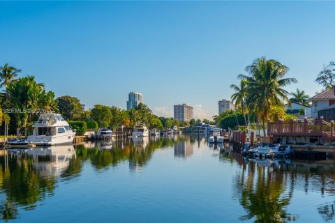 Casa en venta en Hallandale Beach, Florida, 3 dormitorios, 218.13 m2 № 1999652 - foto 2