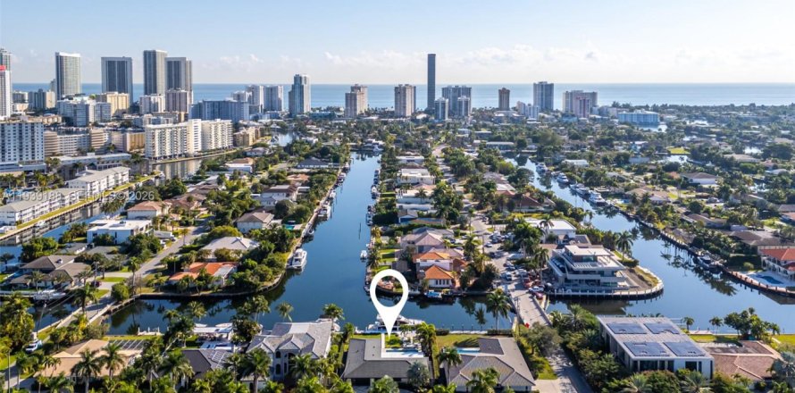 Casa en Hallandale Beach, Florida 3 dormitorios, 218.13 m2 № 1999652
