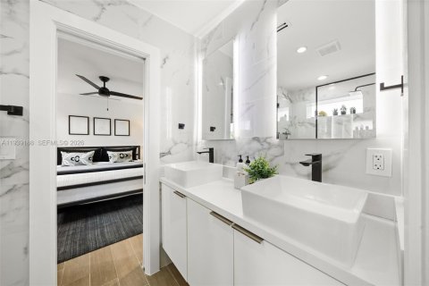 Casa en venta en Hallandale Beach, Florida, 3 dormitorios, 218.13 m2 № 1999652 - foto 21