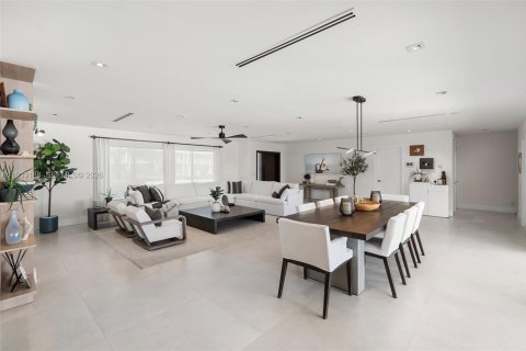 Casa en venta en Hallandale Beach, Florida, 3 dormitorios, 218.13 m2 № 1999652 - foto 7