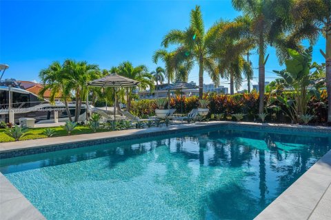 Casa en venta en Hallandale Beach, Florida, 3 dormitorios, 218.13 m2 № 1999652 - foto 28