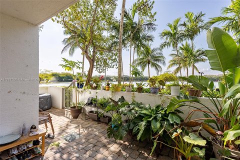Condo in Sunrise, Florida, 2 bedrooms  № 1959382 - photo 15