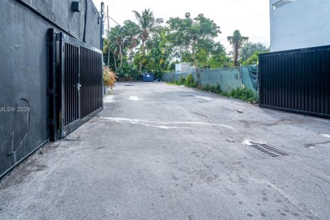 Commercial property in Miami, Florida № 1703450 - photo 15