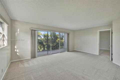 Condo in Pembroke Pines, Florida, 2 bedrooms  № 1741582 - photo 5