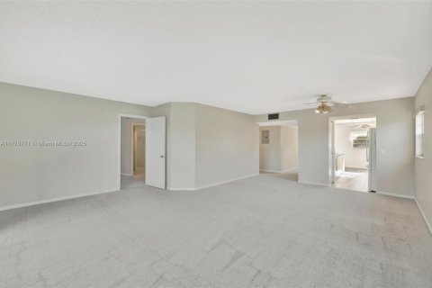 Condo in Pembroke Pines, Florida, 2 bedrooms  № 1741582 - photo 6