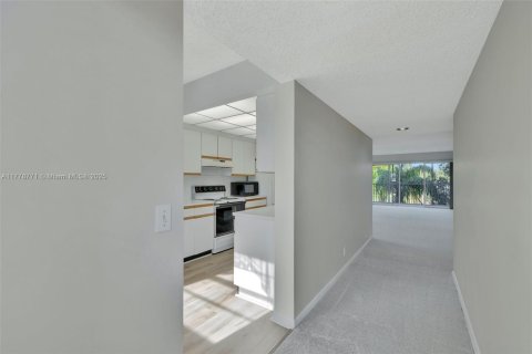 Condo in Pembroke Pines, Florida, 2 bedrooms  № 1741582 - photo 10