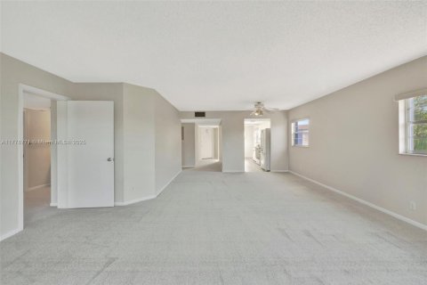 Condo in Pembroke Pines, Florida, 2 bedrooms  № 1741582 - photo 7