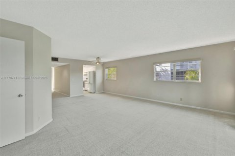 Condo in Pembroke Pines, Florida, 2 bedrooms  № 1741582 - photo 9