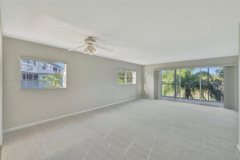 Condo in Pembroke Pines, Florida, 2 bedrooms  № 1741582 - photo 4