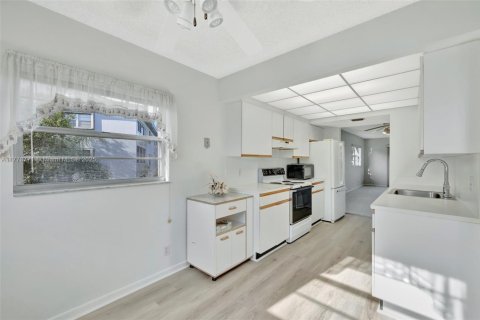 Condo in Pembroke Pines, Florida, 2 bedrooms  № 1741582 - photo 11